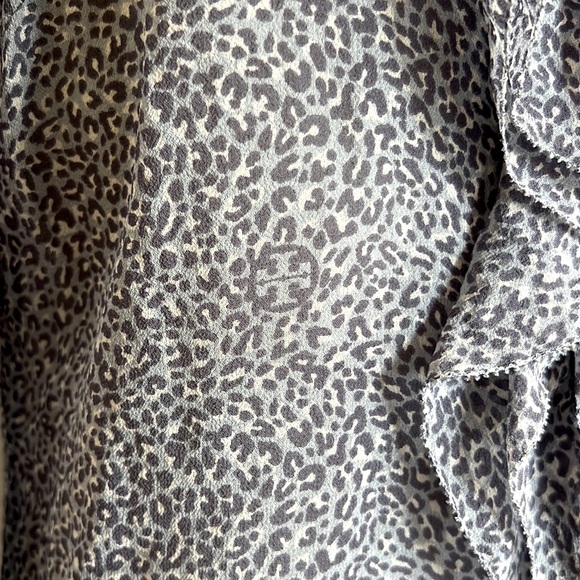 Tory Burch Silk Leopard Print Ruffle Front
Blouse, size 2 womens - Picture 4 of 12